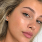 Modelo loira com lash lifting