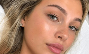 Modelo loira com lash lifting