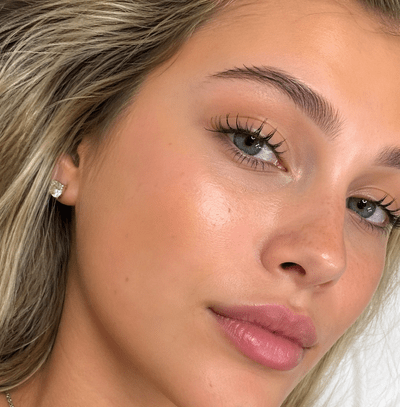 Modelo loira com lash lifting
