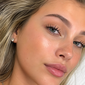 Modelo loira com lash lifting
